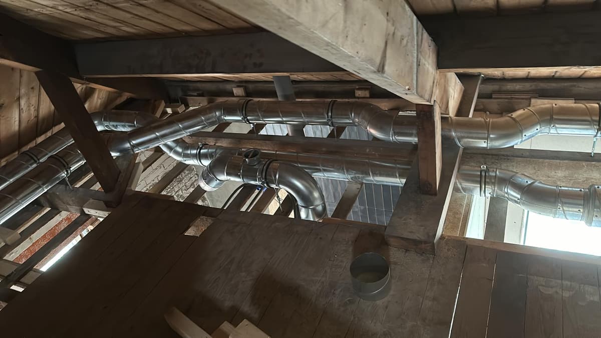 Installatie achter het Knieschot