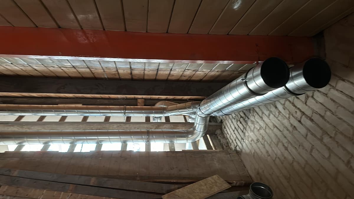 Installatie achter het Knieschot