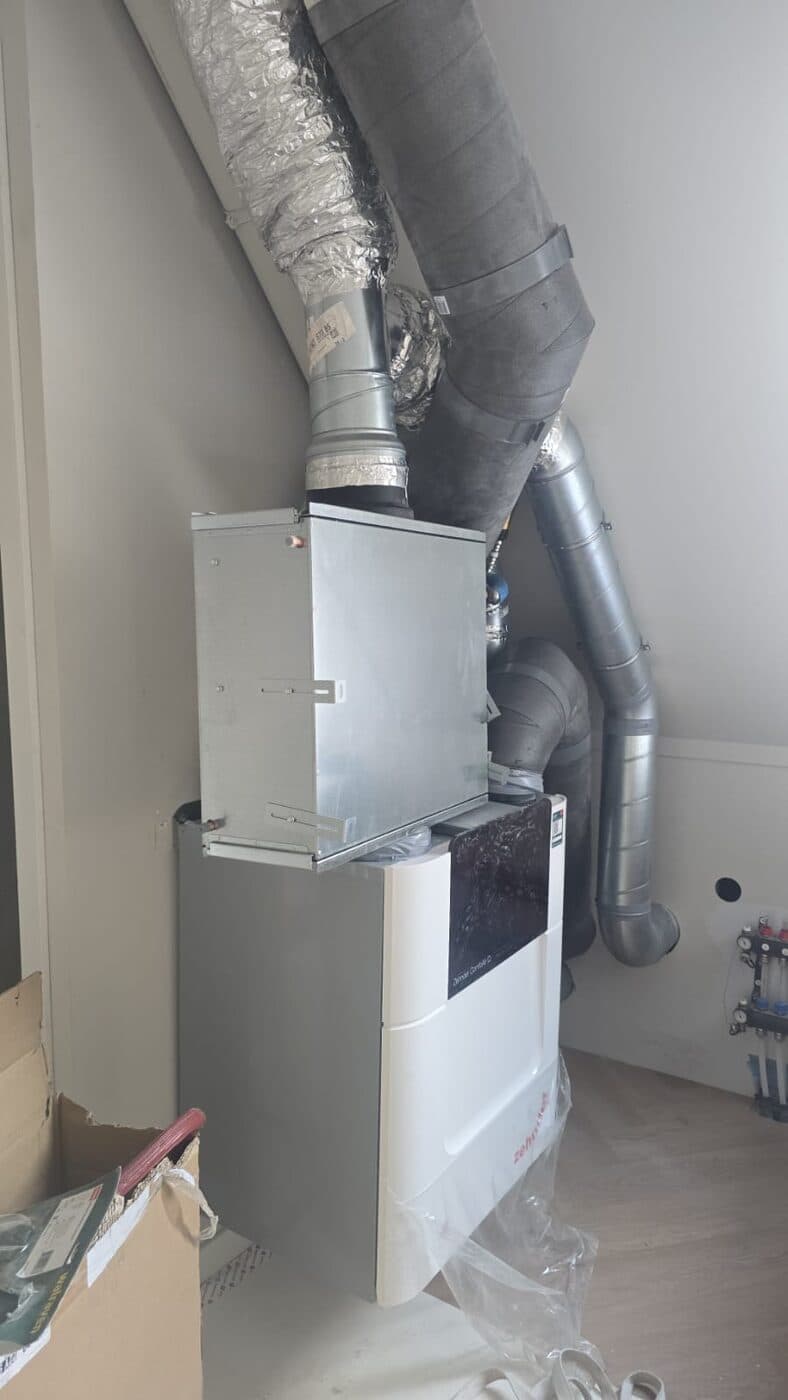 ComfoPost-kanaalkoeler geplaatst op een Zehnder ComfoAir Q