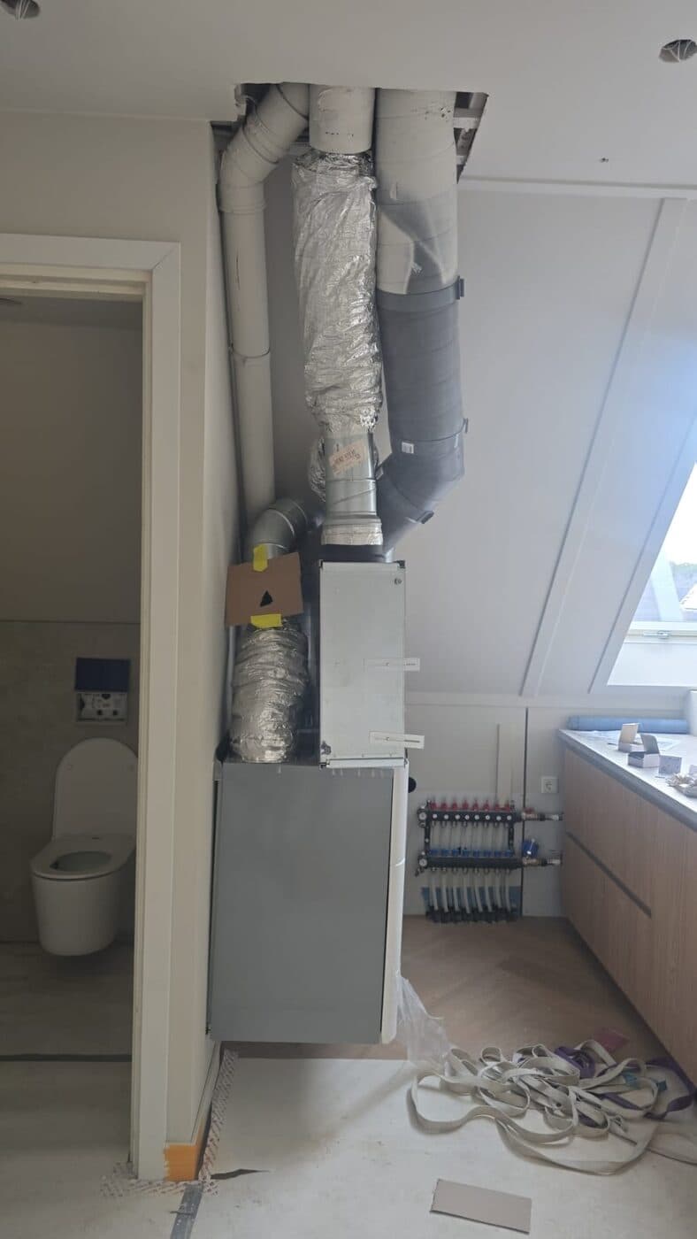 ComfoPost-kanaalkoeler geplaatst op een Zehnder ComfoAir Q