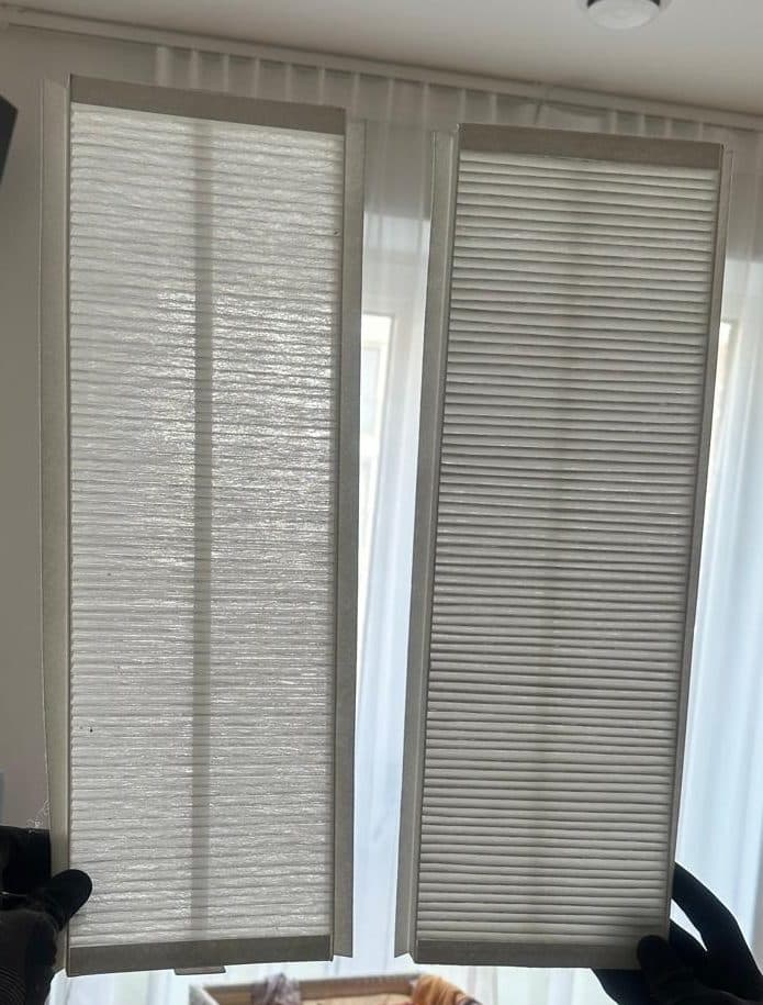 Dezelfde twee WTW-filters tegen het raam gehouden, van wat verder af gezien