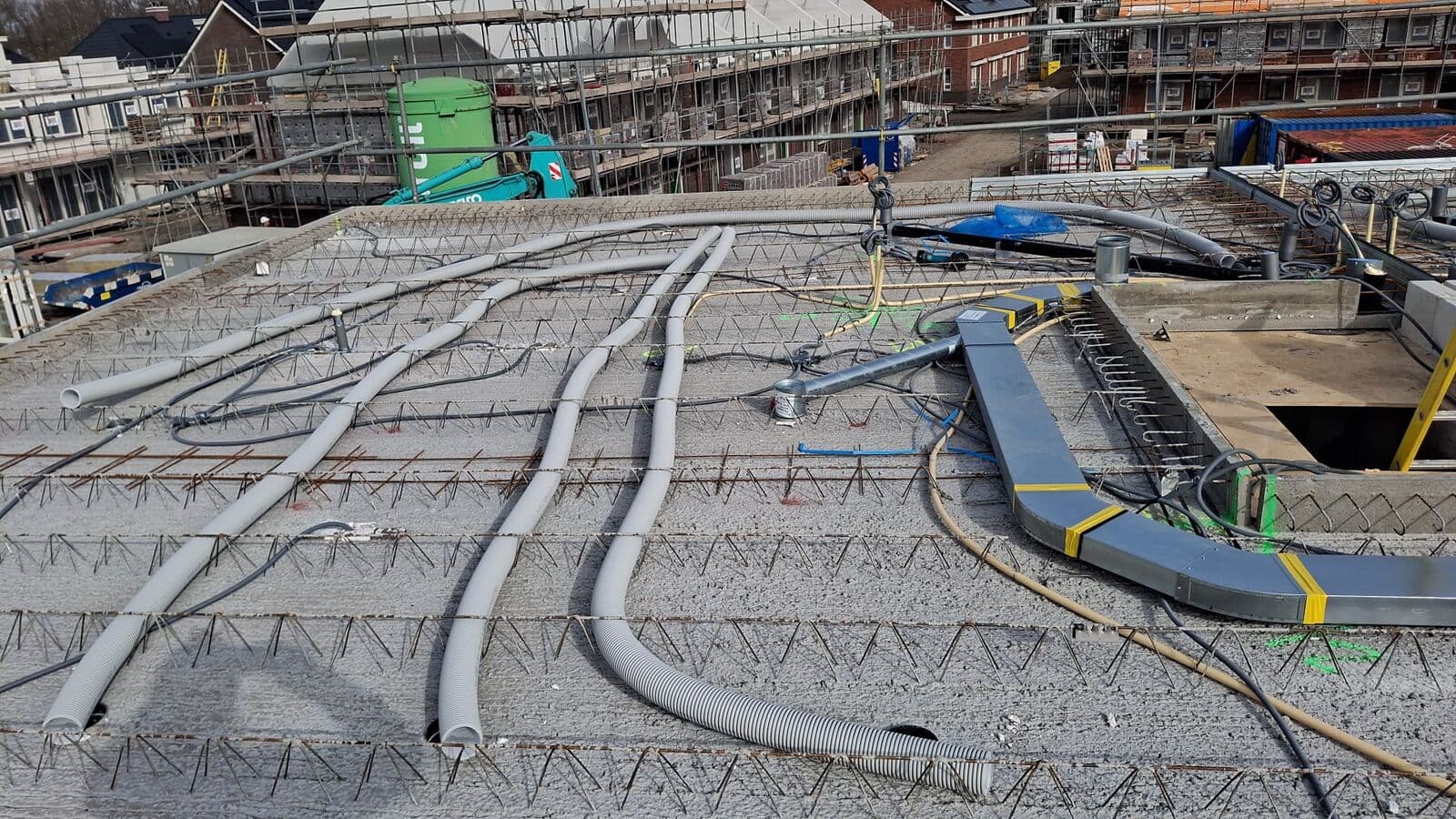 Kanaalwerk voor complete bouwlaag uitgelegd op de breedplaatvloer
