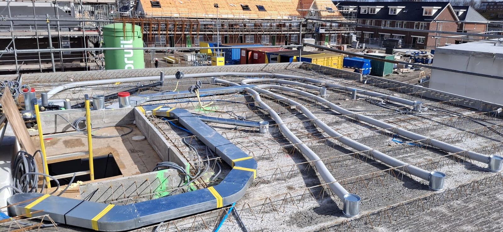 Bochtwerk en verdelers op de vloer, projectmatige uitvoering