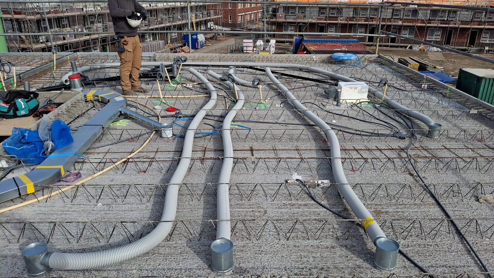 Kanaalwerk per woning voorbereid op de vloer