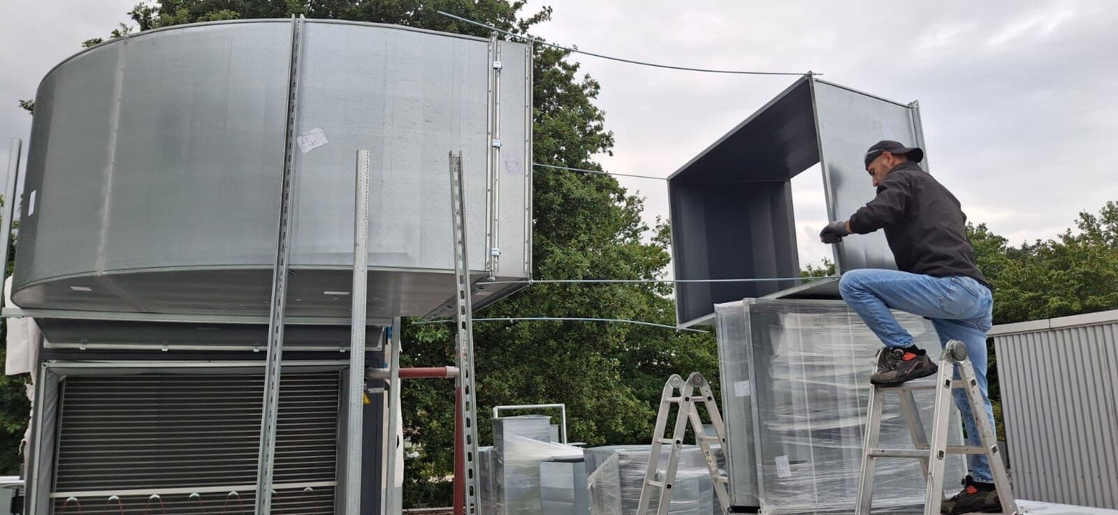 Fitter mounting a large duct section