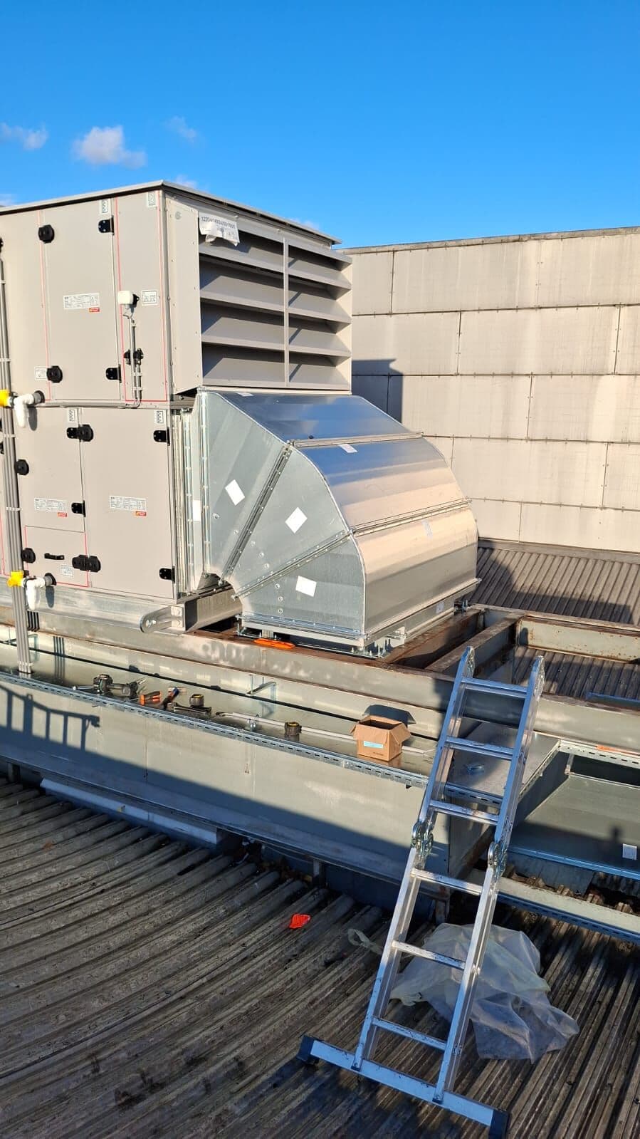 Air handling unit with louvre grille