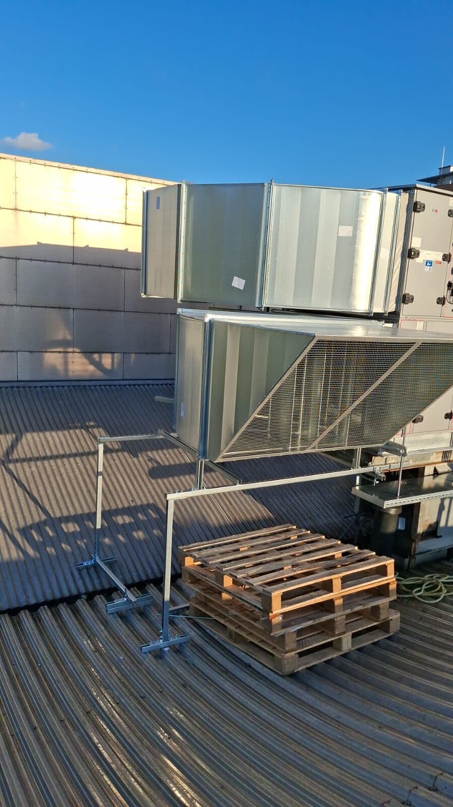 Roof-mounted unit ready for connection